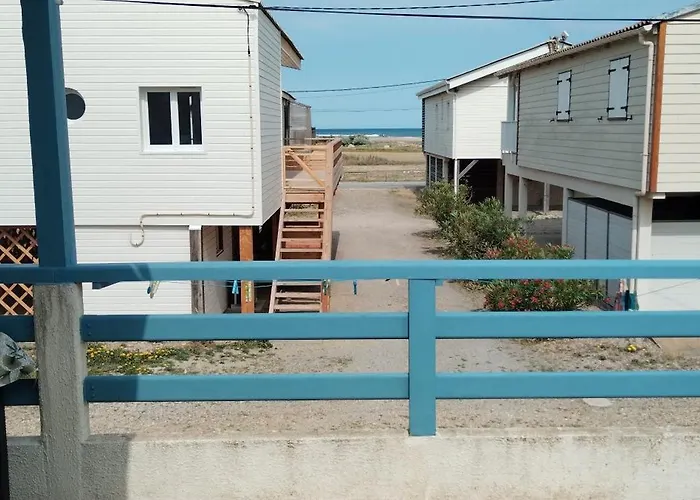 Sur Pilotis En Bord De
