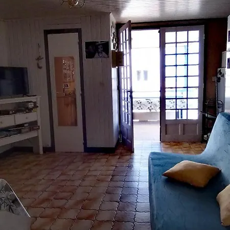 Sur Pilotis En Bord De シャレー